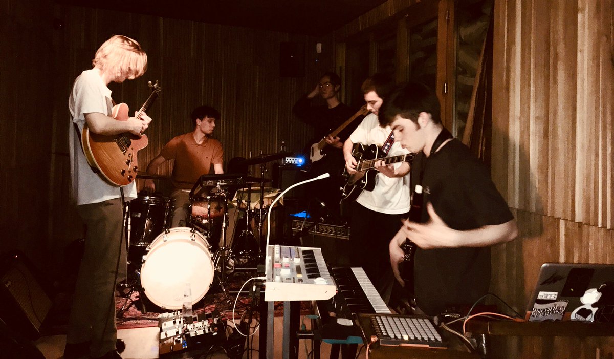 suzyvdbiesen's tweet photo. Super ambiance bij de try-out aan de Hallepoortlaan #2X0 #TwoTimesNothing volgende week #Dinges ook in Brussel Te Gek #SproutToBeBrussels https://t.co/lkvQN13bHT