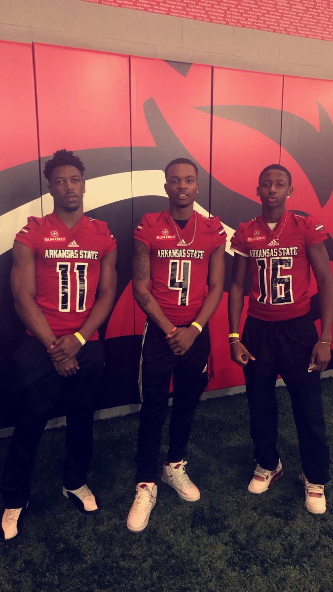 QwaishawnT10's tweet photo. YoungBulls🐺🔴⚫️ #WolvesUp #HowlYes #FASTArkansas @EarlGill10 @ArElite100 https://t.co/Rhep3N2lrA