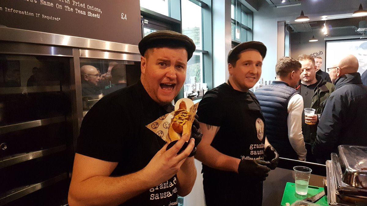 larryo77's tweet photo. Quality scoff from the lads @GSausages @hotelfootballuk @Disco_Woody keep it up #topscoff #manunited #hotelfootball #salfordcity #oldtrafford https://t.co/YvwMwHN1np