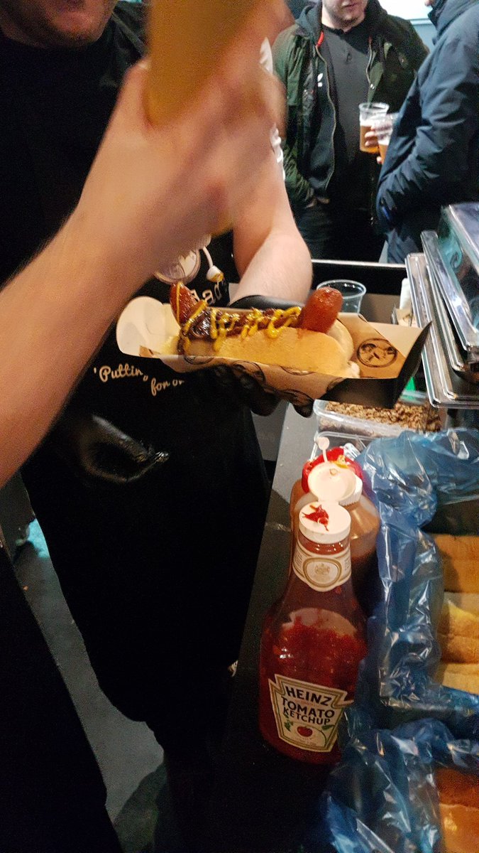 larryo77's tweet photo. Quality scoff from the lads @GSausages @hotelfootballuk @Disco_Woody keep it up #topscoff #manunited #hotelfootball #salfordcity #oldtrafford https://t.co/YvwMwHN1np