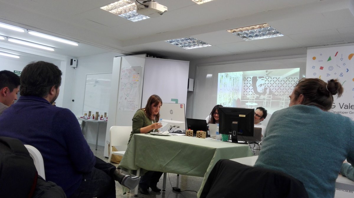 gdgvalencia's tweet photo. El equipo ¡Oiga! con su cajita programada: un asistente de voz para hacer pedidos en los restaurantes. ¡Enhorabuena! 🎉 #HackathonThings https://t.co/RTPP08fJUV