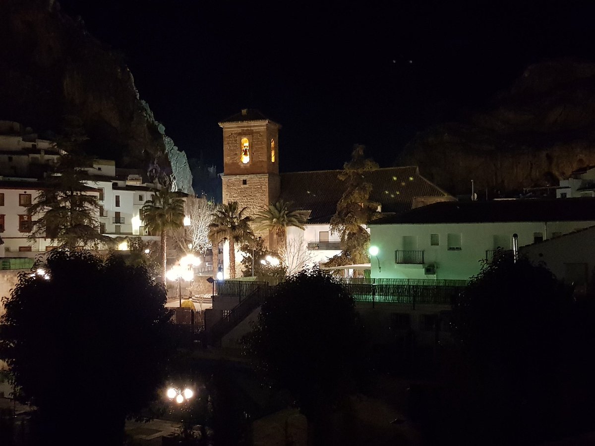 El último destino del sábado es Cambil. Un pueblo con un encanto especial. #AunahoraJaén <a href="/Cruzcampo/">Cruzcampo #ConMuchoAcento</a> <a href="/perezmarinmotor/">perezmarinmotor</a> <a href="/RedGuadalinfo/">Vuela Guadalinfo</a> @cambilarbuniel #Cambil