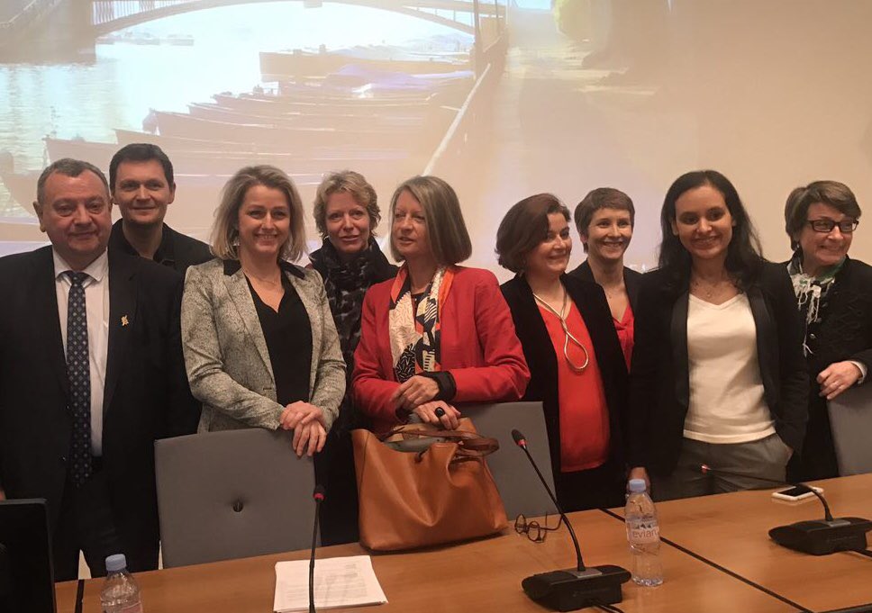 barbarapompili's tweet photo. Ateliers sur l’égalité femmes-hommes organisés par @LREM80 avec spécial dédicace pour Anne-Marie Poulain.
Echanges intéressants et prometteurs sur un sujet crucial.Merci Gwenaëlle Leroy, Sabine Verhaegen, @FatiElo, @fany_ruin  ET @JLeclabart pour vos éclairages https://t.co/2b6AfQsMW3