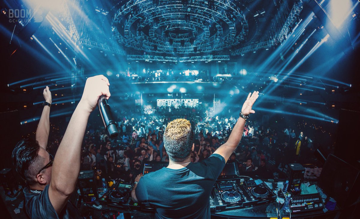 djrosh's tweet photo. What a BIG BANG in Chengdu after touring 2 weekends in China: 4 shows in 4 cities! #blondeshavemorefun https://t.co/a173M4offn