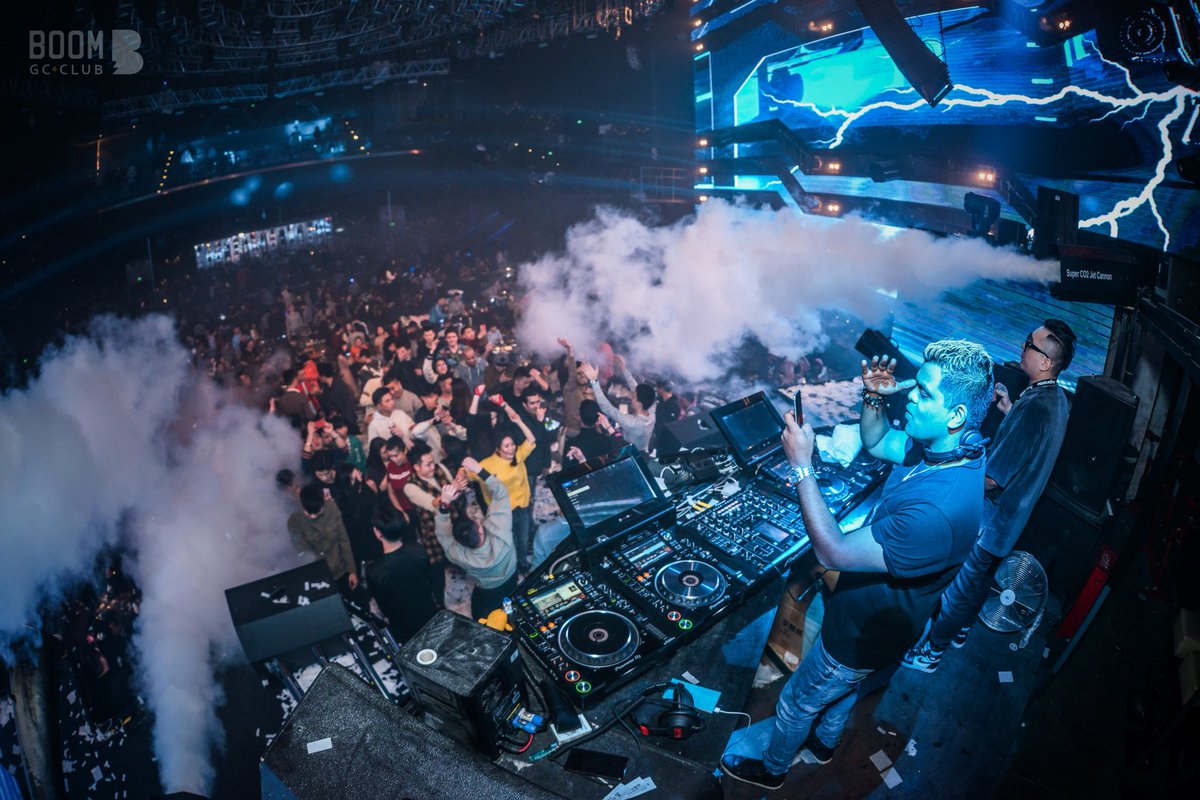 djrosh's tweet photo. What a BIG BANG in Chengdu after touring 2 weekends in China: 4 shows in 4 cities! #blondeshavemorefun https://t.co/a173M4offn