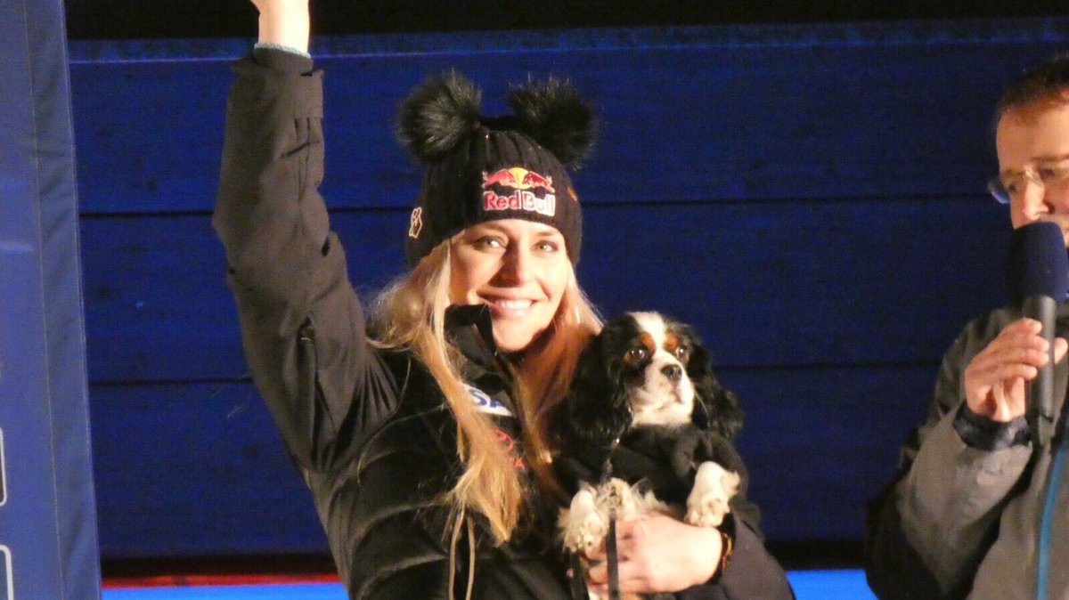 lindseyvonnfans's tweet photo. Some pics of @lindseyvonn at the bib draw &amp; award ceremony with Lucy 😃🐶🏆 #LV80 Pics were taken by my friend Babsi 📸#lindseyvonn #garmisch #downhill #awardceremony #bibdraw https://t.co/TSZGhDzPWx