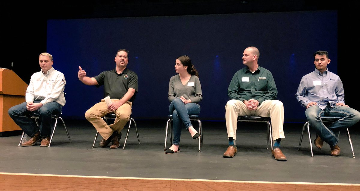 Covestro Baytown Alice Sabuni And Brandon Buell Talk To Attendees About Jobs And Careers In Panel Discussions With Other Businesses At The Wcccc Connect With Industry Career Fair Covestrocareers T Co Cly3e3cnkt