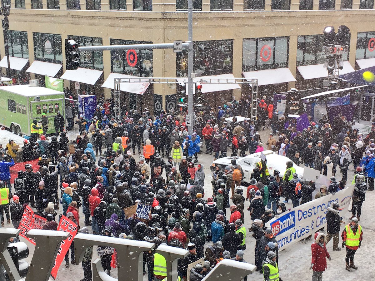 collinrees's tweet image. Hundreds of water protectors just shut down this intersection in Minneapolis, protesting @usbank's funding of ETP's deadly pipelines! #SBLIIBLACKOUT #DefundETP #StopETP #SBLive