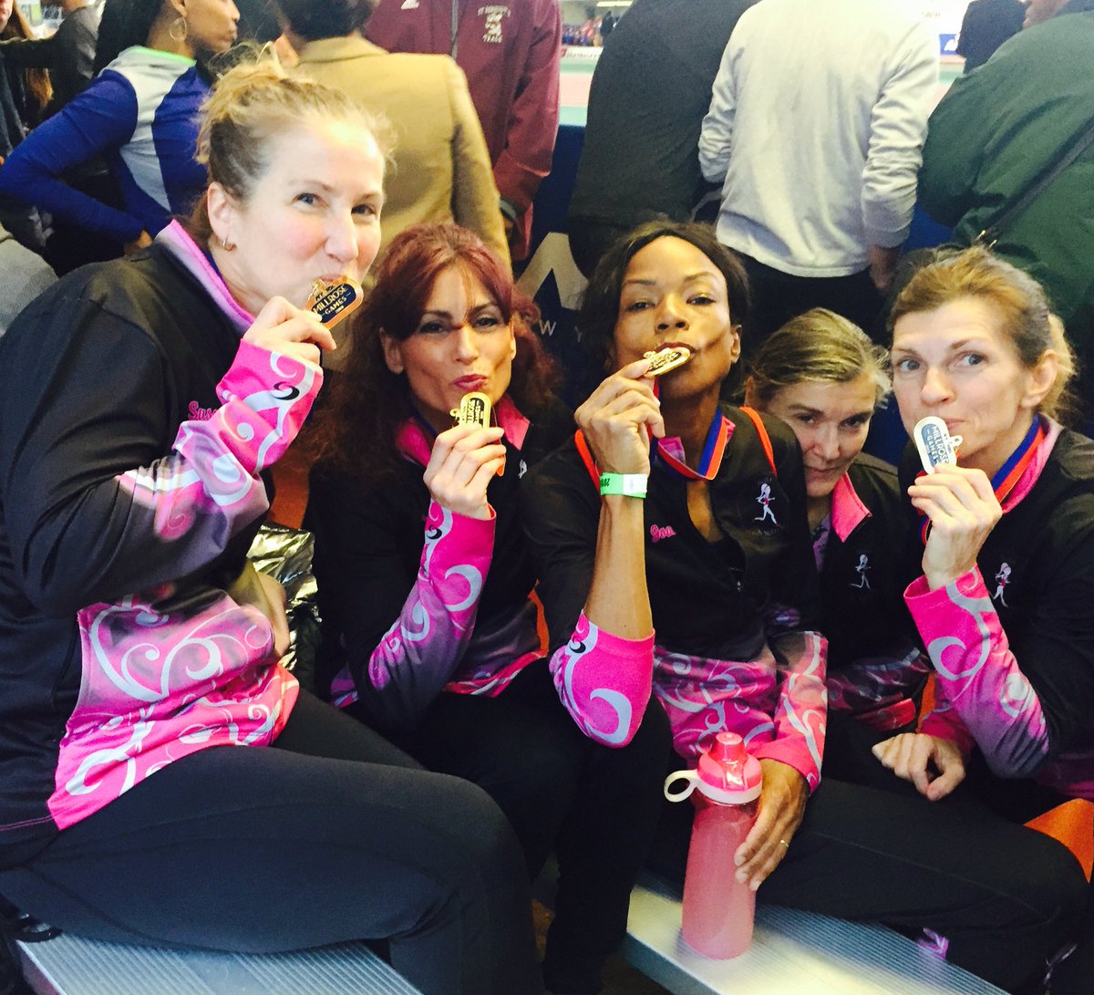 bellanmotion's tweet image. 1st place masters 4x400 #MillroseGames #fastover40 #bellanmotion