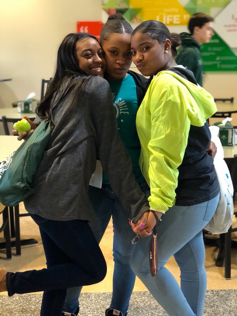 MonsieeLouu's tweet photo. Imagine becoming the best of friends in high school and beginning yβall college life together π#truefriendsare4everπ€π½ https://t.co/o1oWliB4oL