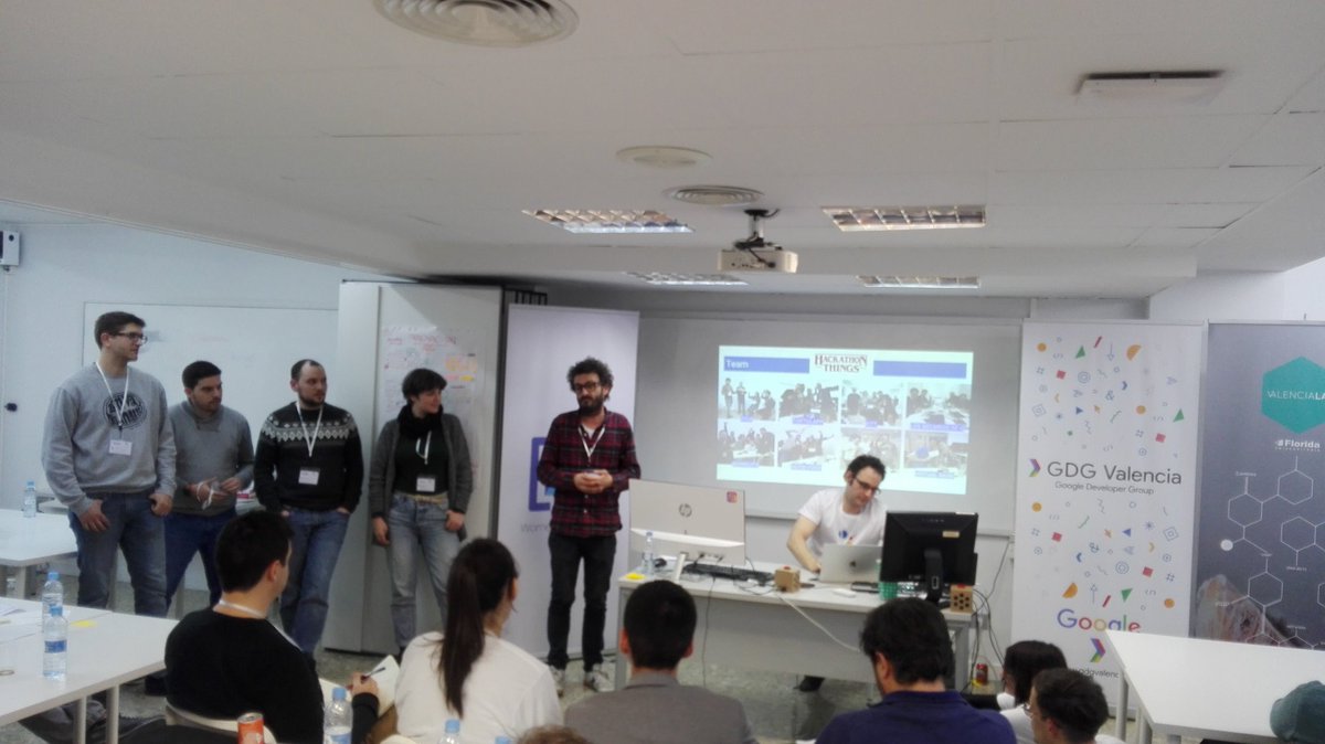 gdgvalencia's tweet image. &apos;Mood Food&apos;: un proyecto sobre alimentación. Sergio pide a la cajita recomendaciones para una dieta alta en proteínas. 🍗 #HackathonThings #hackathon @ActionsOnGoogle