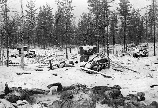 RealTimeWWII's tweet image. Red Army infantry in Finland spent today attacking with suicidal bravery. Finnish scouts report over 1000 Soviet dead in front of Summa village alone.