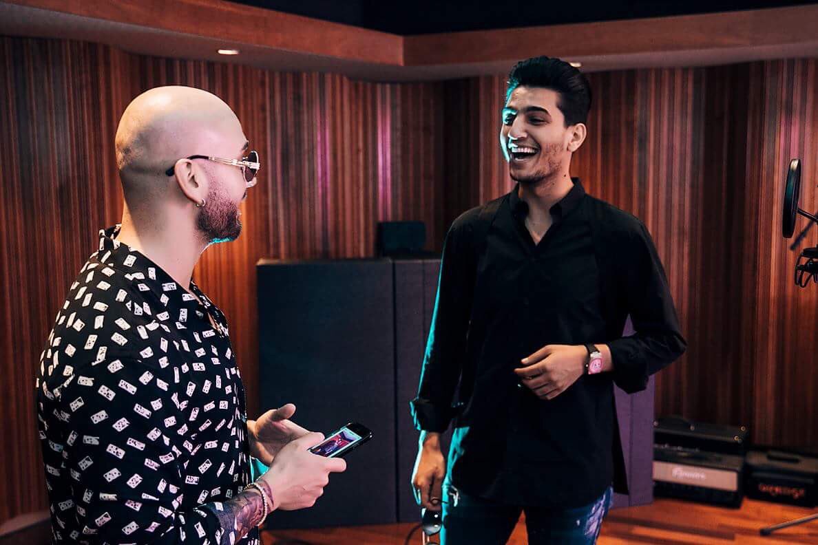 MohammedAssaf89's tweet photo. هذه الاغنية جهد كتير من الناس. و بتمنى انكم حبيتوها 
الف شكر للرائع @massari  العمل معك رائع و متجدد
و للجمهور الحبيب الف شكر
#RollWithIt @PlatinumRecords https://t.co/yGF3eTloHG