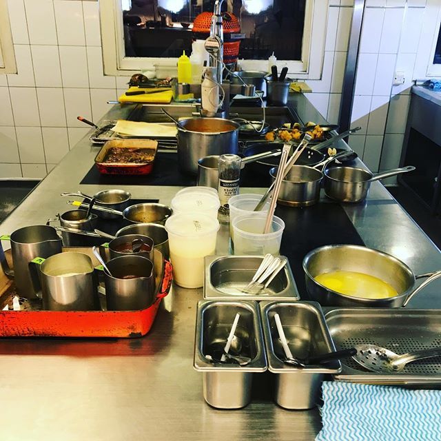 LukeTipping1's tweet image. Ready to smash it 👊🏻 @simpsons_restaurant #service #saturdaynight #menusystem #induction #cooking ift.tt/2BRmzOx