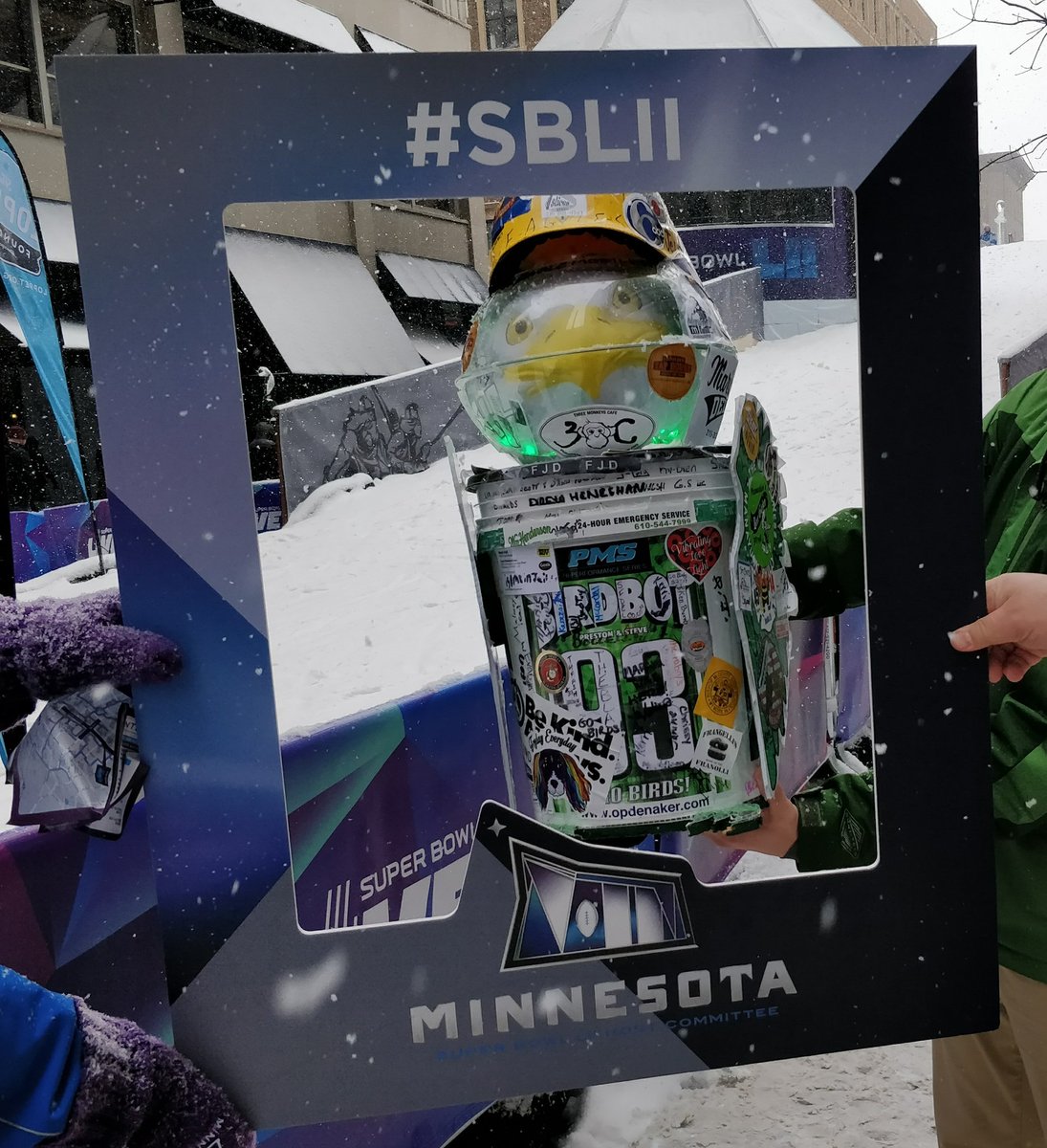 notgary96's tweet photo. #BirdBotPhilly getting his #SBLII framed pic https://t.co/Uz7zZMH0Zz