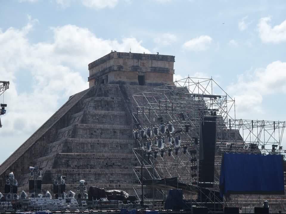 heraldodemexico's tweet photo. Así va el montaje del escenario de Armando Manzanero para su concierto-homenaje esta noche en la zona arqueológica de Chichén-Itzá https://t.co/x7MS7pxA8c