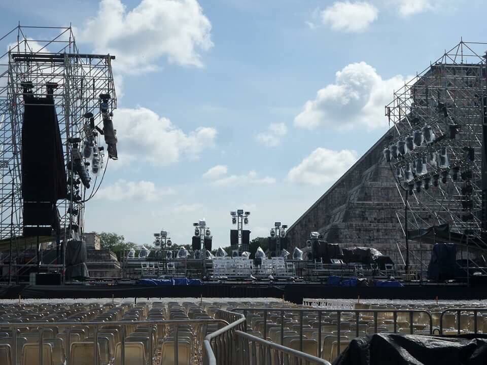 Así va el montaje del escenario de Armando Manzanero para su concierto-homenaje esta noche en la zona arqueológica de Chichén-Itzá