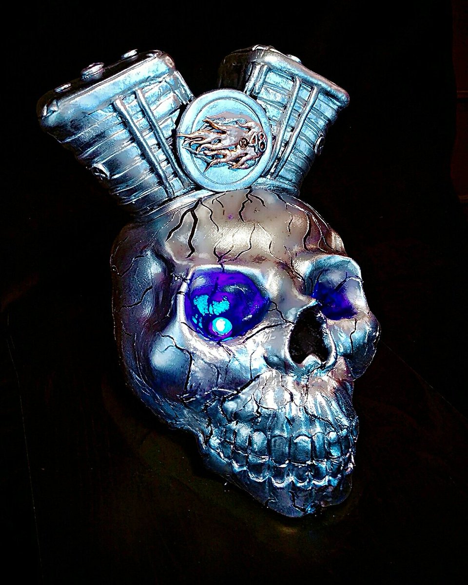 BarbarannKym's tweet photo. TwinV #motorcycle skull cake I completed this morning
Vanilla cake with penuche fudge, caramel ,and white chocolate ganache
#v2engine #harleydavidson #twinvengine #biker #skullcake #metalliccakes #motorcyclecake https://t.co/ogfoKbBBx3