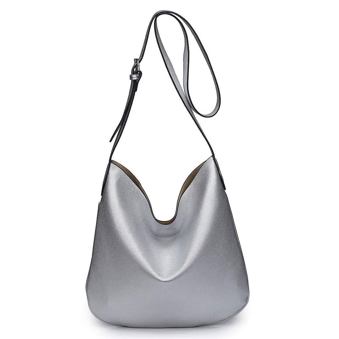 LauraRBoutique1's tweet photo. Silver slouch bag in a bag......👌
#Perfect #silverhandbag #handbags #fashionaccessories https://t.co/o5omKSjnB5