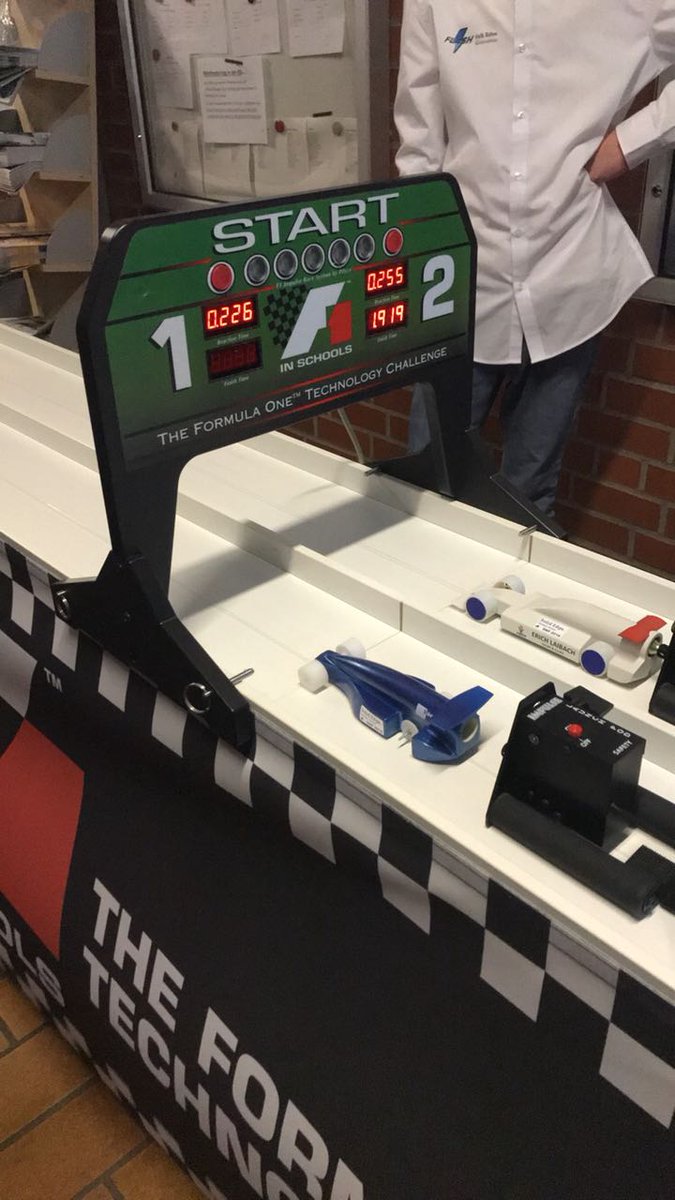 TeamFlash_17's tweet photo. Heute konnten wir uns erfolgreich für die NRW-Meisterschaft qualifizieren! #f1inschools #FlashBecomesGreat https://t.co/Fik5dHR1mm