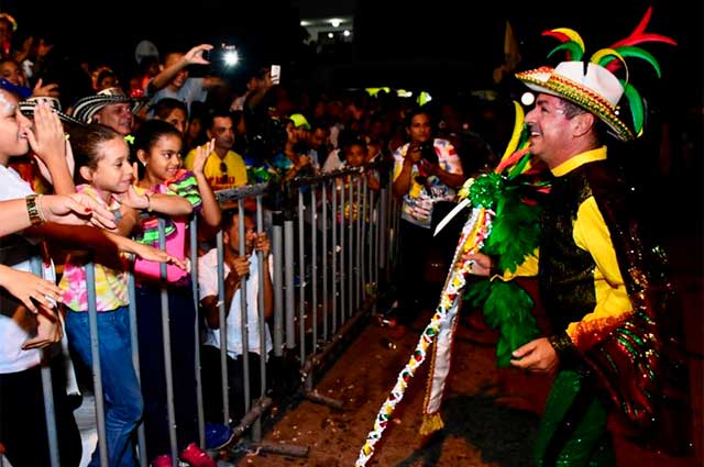 NoticiasCaracol's tweet photo. “Esto es un despeluque”: así fue la fiesta de colores en Barranquilla por cuenta de la Guacherna https://t.co/i1QPmNtp4W #ShowCaracol https://t.co/dIjAIhQtKO