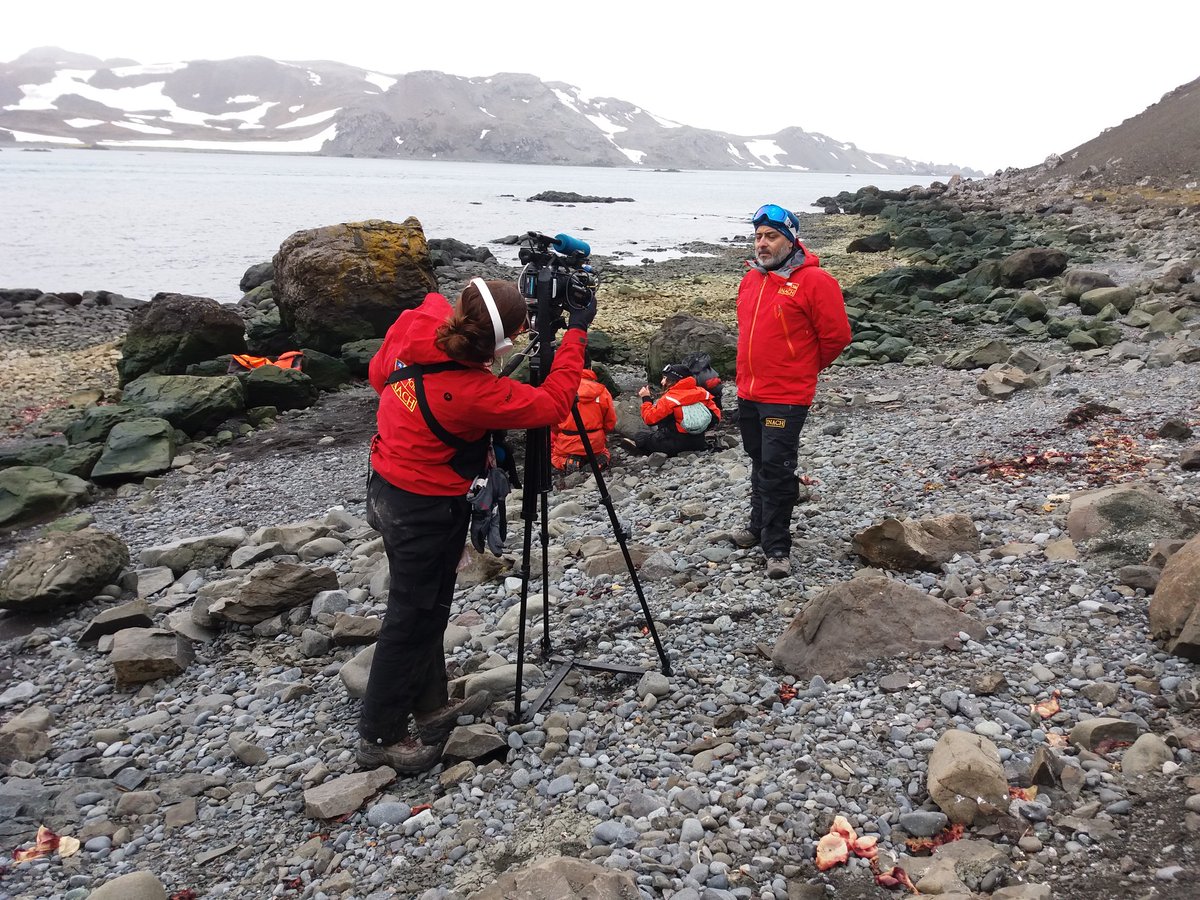 MarcaChile's tweet photo. Director @inach_gob conversa con medio internacional sobre las huellas ancestrales de los bosques antárticos #ECA54 https://t.co/hSA1uKlpkF