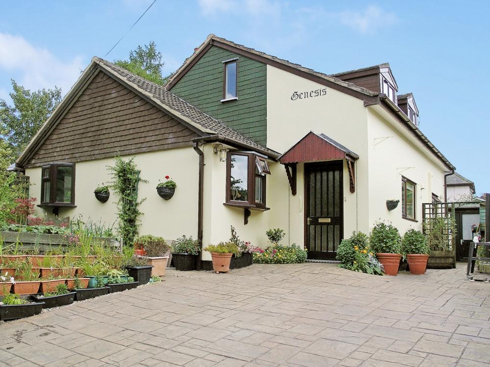 OnTheMarketCom's tweet photo. Sweet home with a lovely garden set amongst delightful border countryside https://t.co/wqHBG70vEf @ParryProperties https://t.co/croPXul6c0