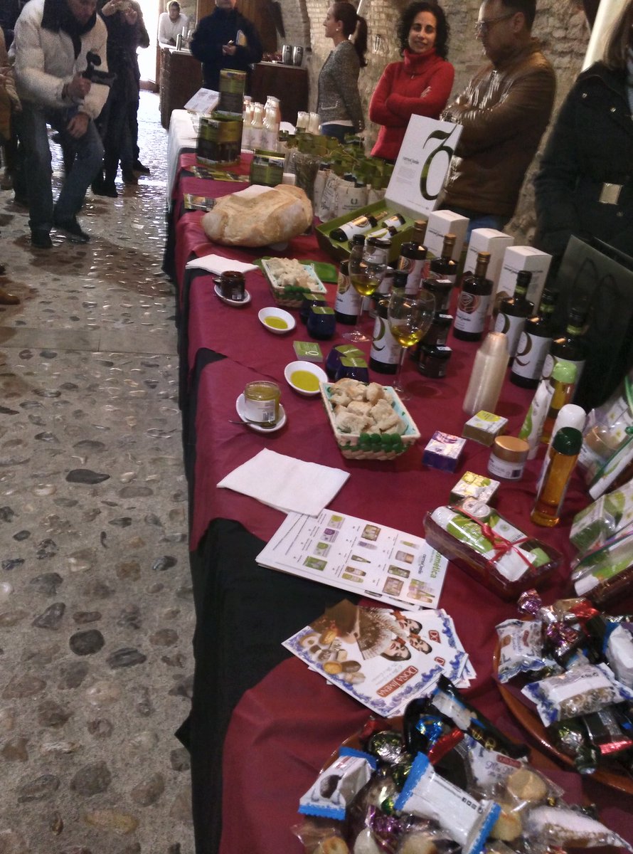 ReyesRochaB's tweet photo. Emprendedores en Alcaudete. Las caballerizas del castillo se llenan de productos gourmet
 #AunahoraJaén @Cruzcampo @perezmarinmotor @RedGuadalinfo @Aytoalcaudete #Alcaudete https://t.co/PoDkpALrTF