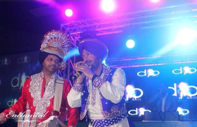 dholnbass's tweet photo. Book one of the most successful #International#Bhangra #Artist #MalkitSingh with @djvixdnb #DholNBass #DanceWithDnB #ChateauImpney #Weddings #Events #IndianWeddings #PunjabiWedding #GujratiWedding #SikhWedding #MuslimWedding #Bhangra #Djs #AwardWinning #WeddingReception #Wedding https://t.co/iZv5LUkW5g