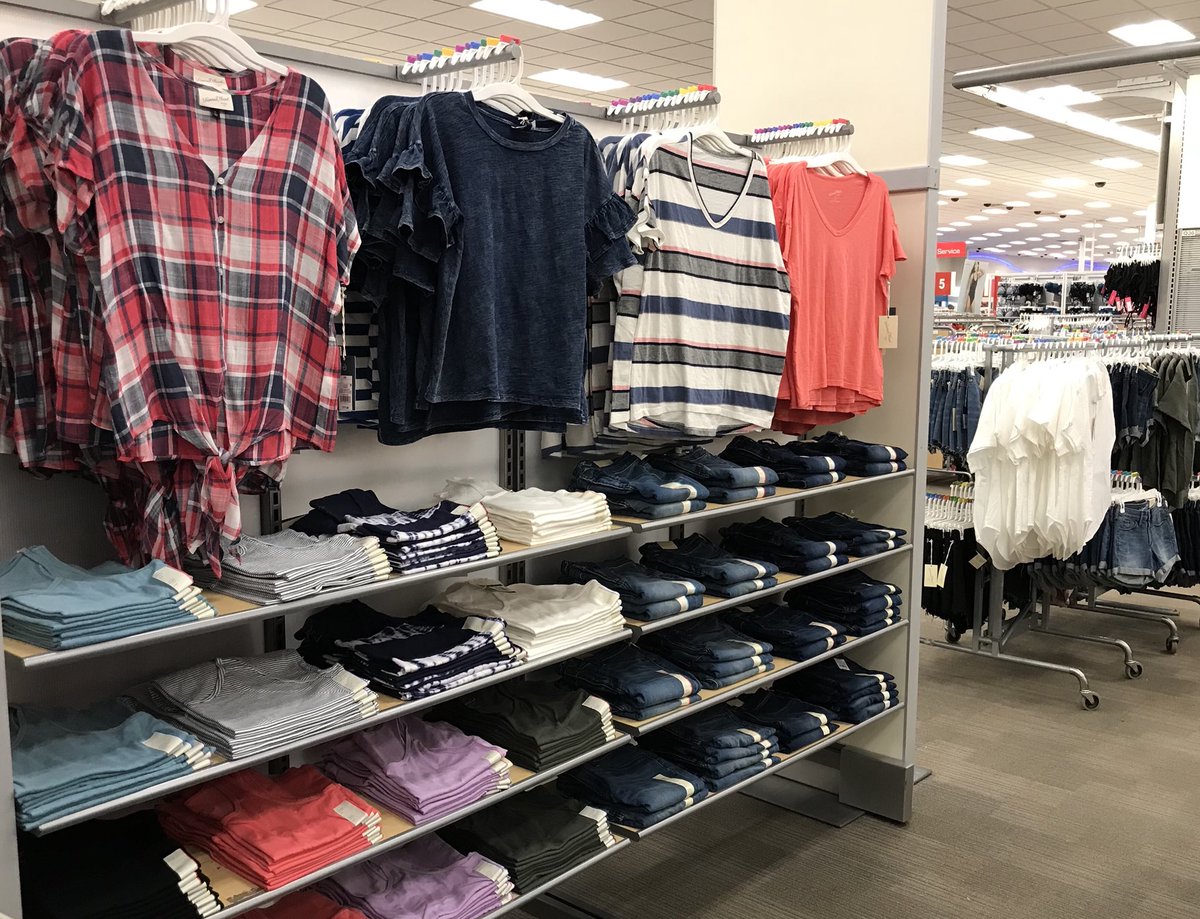 Loving how Universal Thread looks! A nice open shop with fantastic graphics! And the guest is LOVING it, and so are we! #southportstylesquad #denimondenimondenim #alltheneutraltones