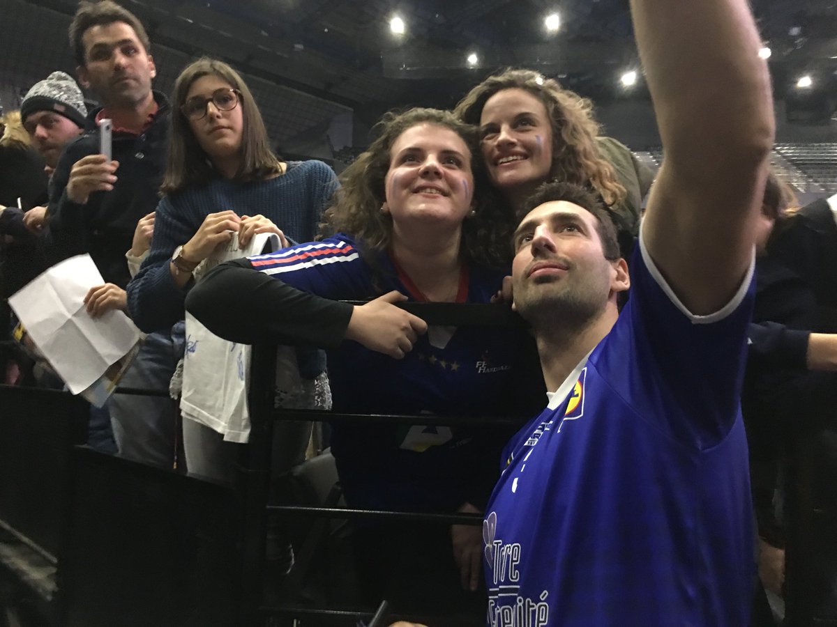 La soirée se termine avec les derniers autographes pour les enfants qui ont vécu une soirée de rêve 👊🏻

#HSG2018 @LidlStarligue
