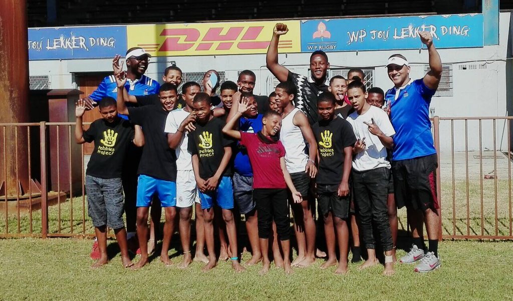 shangaanator_1's tweet image. We gave these boys a ball and they showed us some serious magic. Saw some crazy side stepping today. #pebblesproject #lettheboysplay