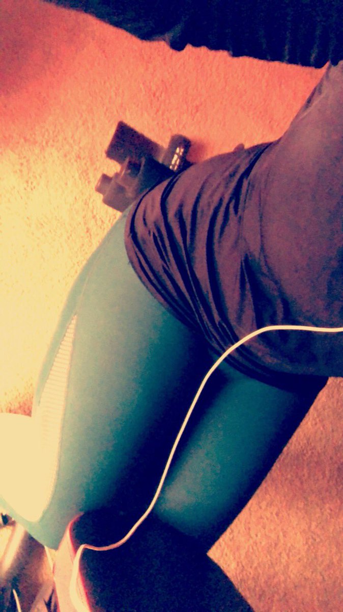 mzcarson17's tweet image. Them thighs though! #nurseswholift #andrun #cardio #gym #strong #timetogodrink 😜😜😜😜😜😜