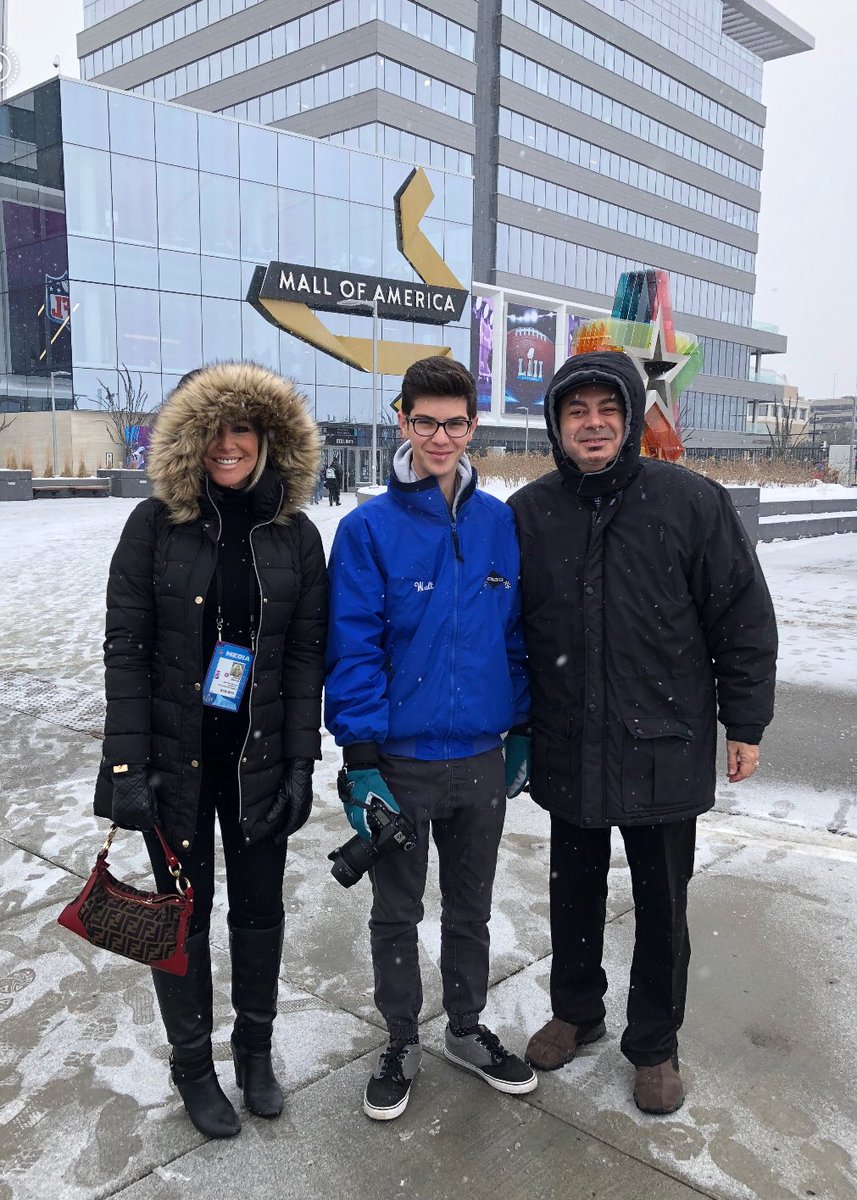 MacuBerral's tweet photo. Bebe esta frio afuera @WalterPlayz @MacuBerral @R_RicardoFAN @Eagles @MegaPhilly #SBLII #MallofAmerica #FlyEagelsFly https://t.co/7QfCmuAIoE