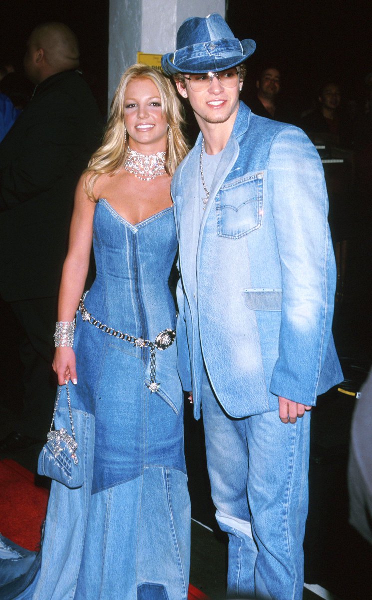 wxlfinsheepsclx's tweet photo. When celebrities dressed like this and we didn't even question it #tweetlikethe2000s https://t.co/jh3pWSz8Yo
