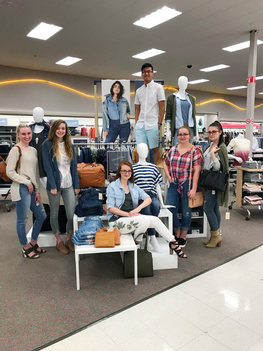 morgfromtarg's tweet photo. Saturdays are for the girls+Matt! #R100FindYourFit #UniveralThread https://t.co/yHhEClMIvq