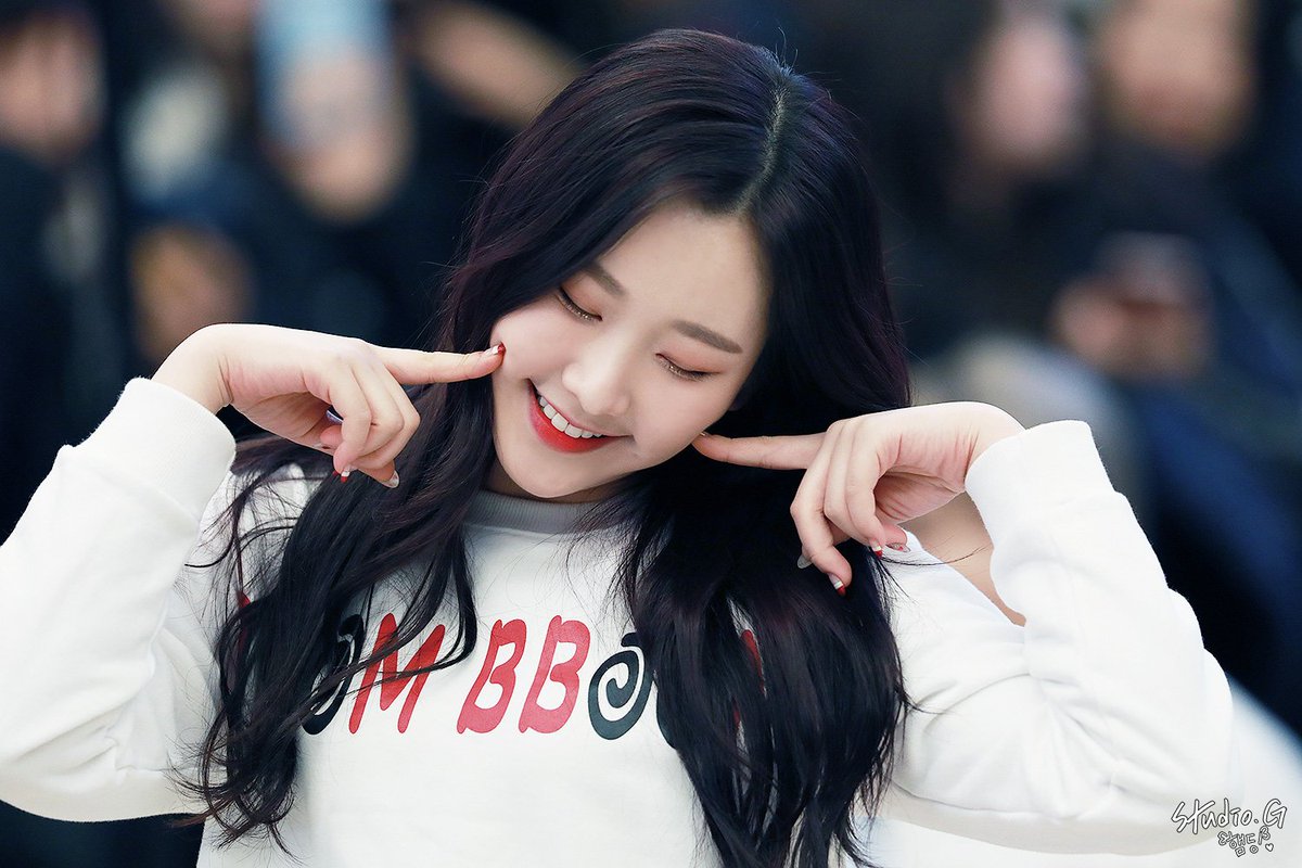 Studi0_G's tweet photo. 18.02.03 모모랜드 AK플라자 PIAZZA360 게릴라 공연 https://t.co/0H3bBtWumn #모모랜드 #MOMOLAND https://t.co/Rs4urUnM1q