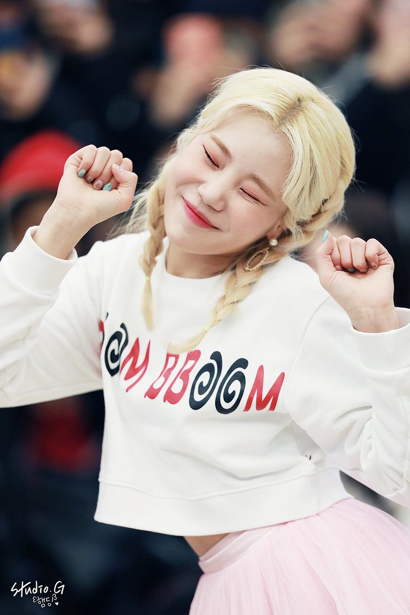 Studi0_G's tweet photo. 18.02.03 모모랜드 AK플라자 PIAZZA360 게릴라 공연 https://t.co/0H3bBtWumn #모모랜드 #MOMOLAND https://t.co/Rs4urUnM1q