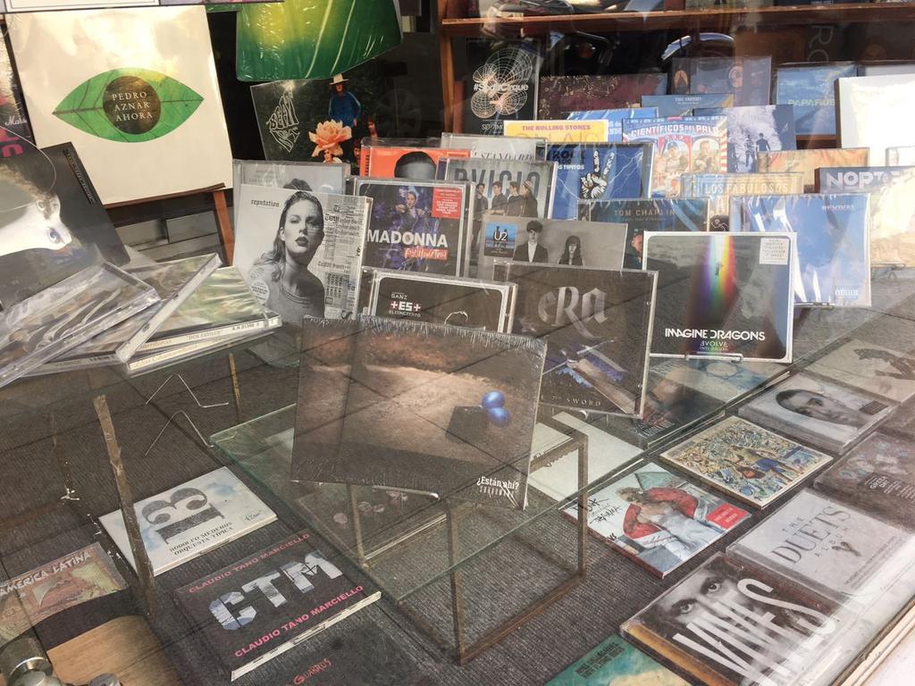 Surhumanos's tweet photo. Y un día nuestro Disco comparte vidriera con Bandas a la que admiramos. Pueden adquirir nuestros Discos en #MusicalNorte o por nuestras redes sociales y en Vivo. #MardelPlata #Argentina #Musica #Carnaval2018 https://t.co/jHJ25XsjVf
