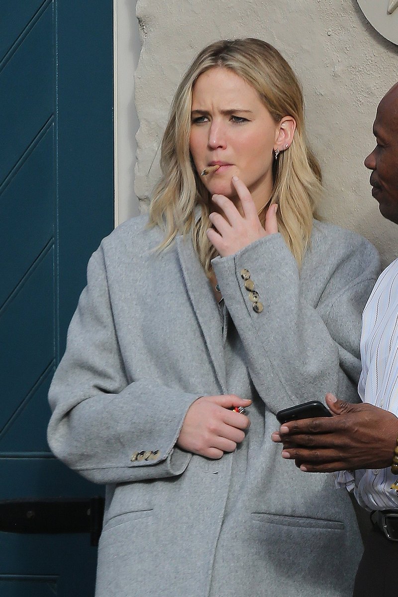 JenLawrence_BR's tweet photo. [1] Jennifer Lawrence no Peche Restaurant em New Orleans ontem (02) https://t.co/YM33HgFmE5
