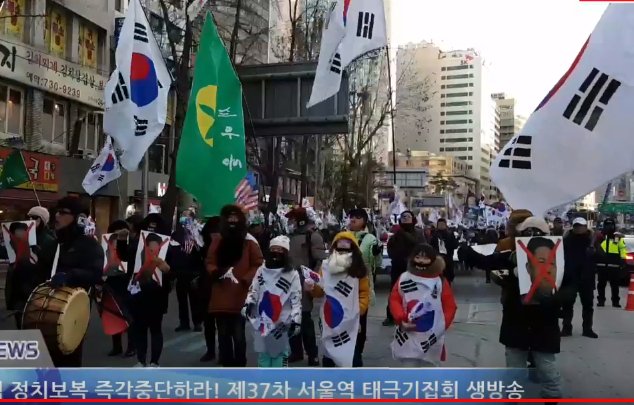 어제 태극기 집회에서 흉기를 노인에게 던진사건 기사가 단 한줄도 없다..
언론이 좌파정권에 완전히 장악당한 증거이다..
택시기시넘이 나이든 할머니에게 흉기 테러를 가했는데 보도조차 오늘 아침까지없다
1987년에 죽은 박종철,이한열을 아직까지 추모 한다며 도배를 하면서 보도조차 없다