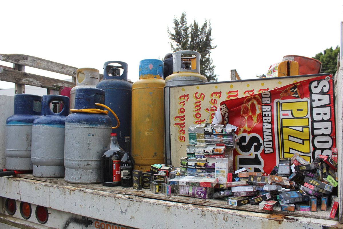 Alc_Iztapalapa's tweet image. Se detuvo a una persona por posesión de mariguana, así como el retiro de 100 cajetillas de cigarros de venta informal y 7 tanques de gas de 10 y 20 kg que no están autorizados por comercio y vía pública, 2 botellas de alcohol y 30 objetos monstrencos que obstruían la vialidad.