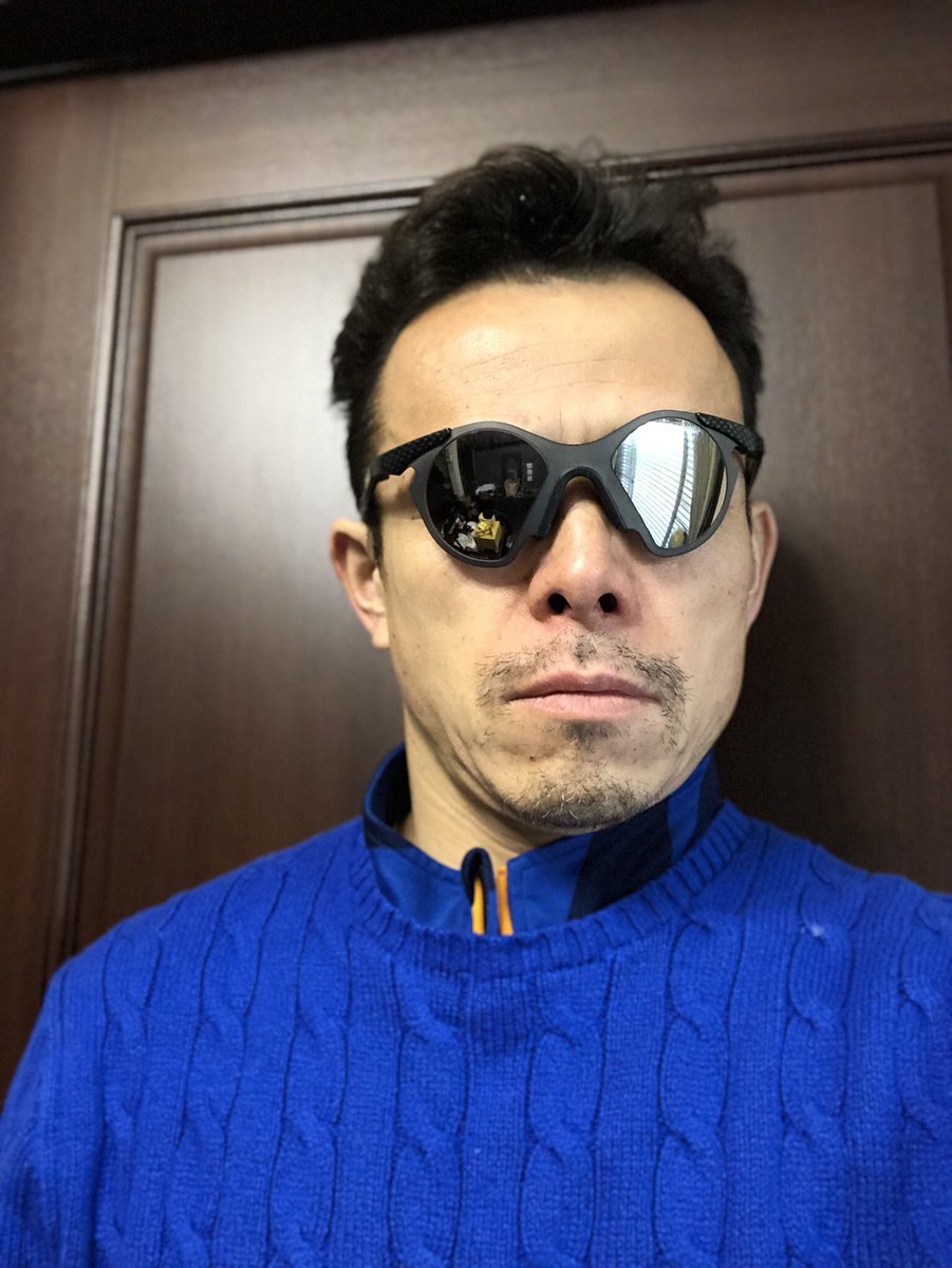 青木哲哉 初めて買ったoakleyのサングラスです 大学生のとき このスズメバチの目の様な形状に魅せられて買ってしまいました T Co Hzgy0flbyb 青木哲哉 初めて買ったoakleyのサングラスです 大学生のとき このスズメバチの目の様な形状に魅せられて買ってしまいました T Co Hzgy0flbyb
