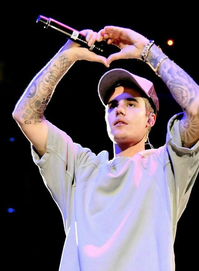 Hoje às VINTE horas no horário de Brasília, quero ver todas as Beliebers aqui ajudando na votação! Chamem todo mundo pra participar.

RT para espalhar e nos siga para não perder #Friends #BestRemix #iHeartAwards️