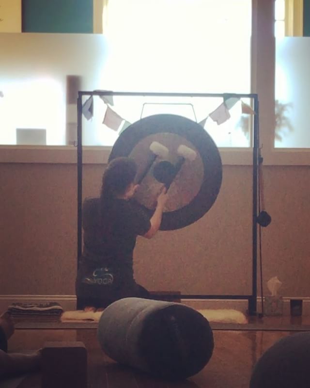 SeasideYogaRI's tweet photo. Stressed? “The sound of the gong cuts through mental chatter and quickly creates a meditative state and deep relaxation.” ✨ Check out @jessicalaudati making pure magic here at Seaside.
-
-
-
#yoga #yogaeverydamnday #yogastudio #seaside #seasideyoga #… https://t.co/vu4iNpWyCc https://t.co/QdablswVCO
