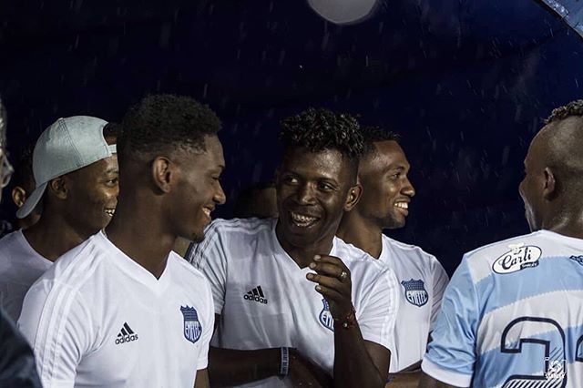 EresGraBombillo's tweet photo. #RepostBy @stanfotografia: "En el túnel los compas!!!
#CopadelPacifico #Emelec #emeleccampeon #Bombillo #adidas #Azules #tricampeon #campeon ##Soccer #football #azulesmibandera" https://t.co/SktnM6qjKa https://t.co/erMQlnbHDH
