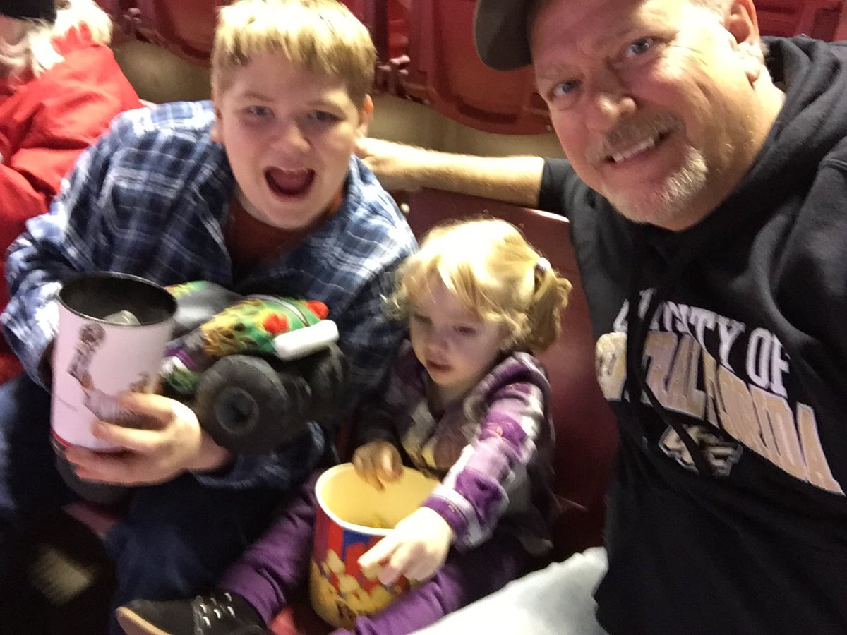 cole13179's tweet photo. Good times!!! #monsterjam https://t.co/xSffgpOn0z