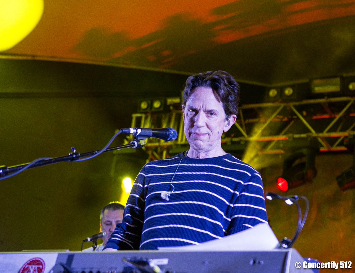 When John Linnell gives you a smile 😊 <a href="/StubbsAustin/">Stubbs Austin</a> <a href="/tmbg/">They Might Be Giants</a>