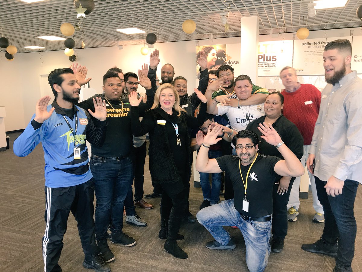 ssezer01's tweet photo. #touchdown 🏈 at the Bay Shore Sprint store this Sprint says thanks🌹❤️ #alwaysbewinning #sprint #SuperBowl #SurroundSound #ValentinesDay #valentine https://t.co/agB4bEpcrn