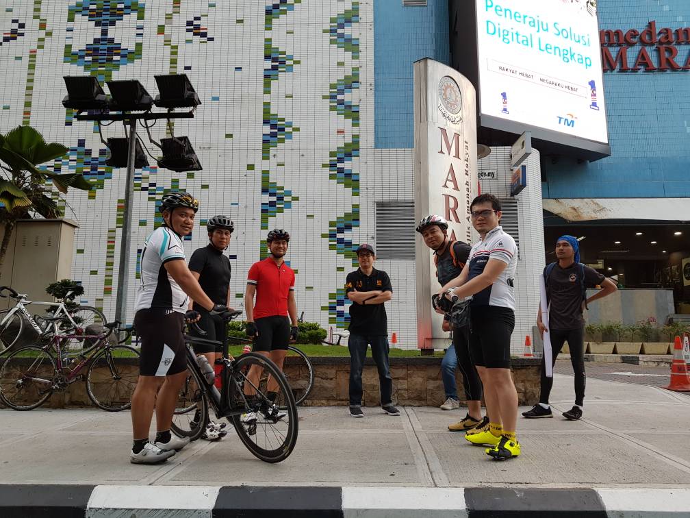 ANSARABP's tweet photo. Hari ini hari mulanya, hari esok berjaya :)
Pelancaran "route 1 : HQ MARA KL-KKB" kayuhan amal  Fun Ride ANSARA BP 2018. Mulakan dengan bismillah, semoga selamat pergi dan sampai ke destinasi. Go BP go 💪💪💪💪 #roadtoBP https://t.co/zdzvXIefgk